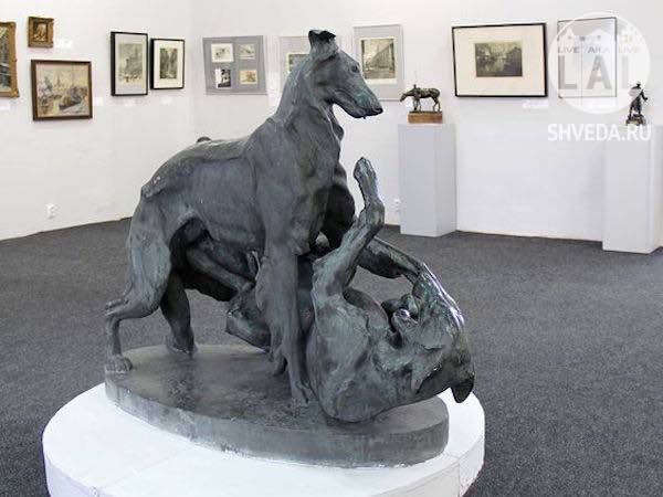 Следы от пуль на скульптуре «Две играющие борзые собаки» в музее изобразительных искусств